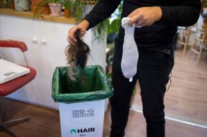 Peluqueros utilizan cabello como alternativa para cuidar el medio ambiente